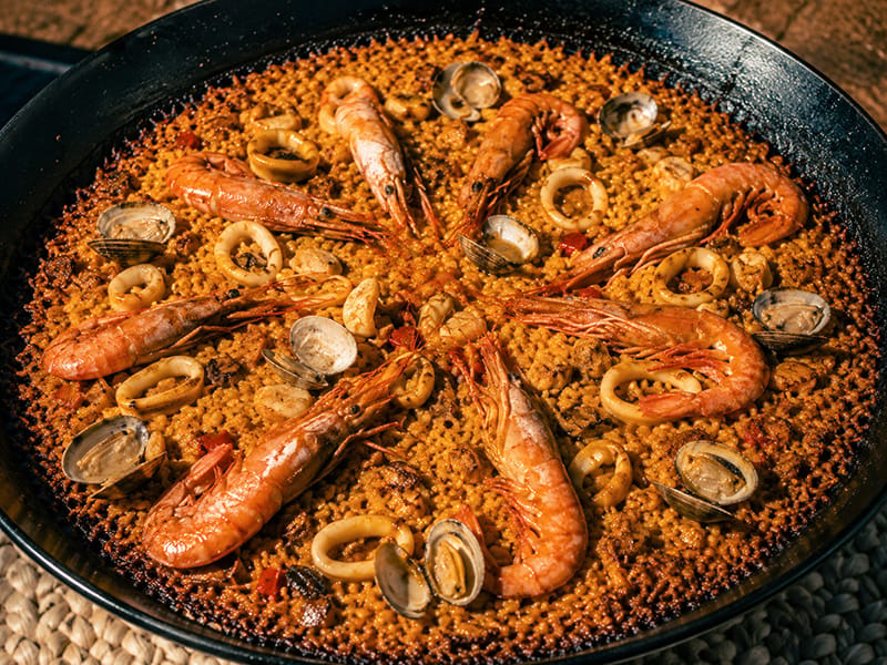 Paella de marisco con langostinos y almejas